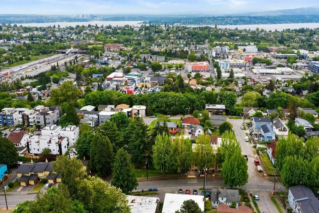 Hillside In Seattle - Updated And Well Appointed. Apartment