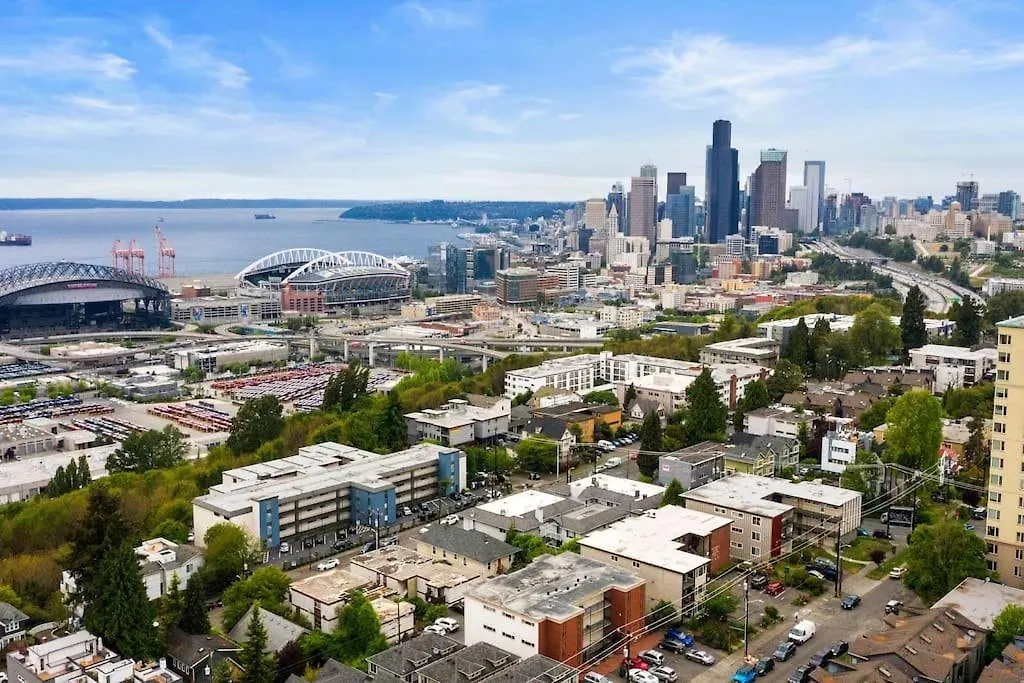 Hillside In Seattle - Updated And Well Appointed.